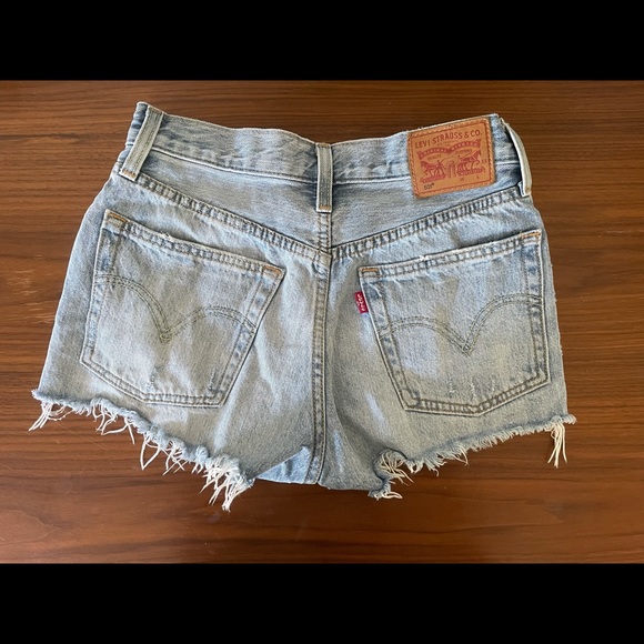 Levi’s 501 jean shorts light blue with distress - Picture 2 of 3